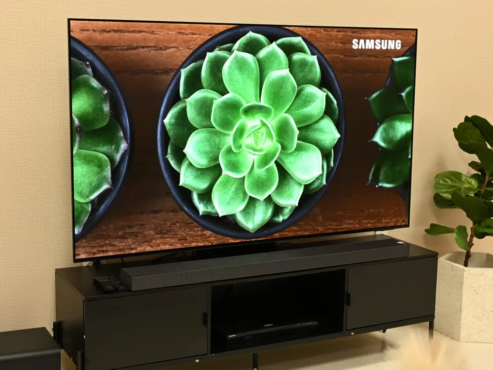 Magnifique Samsung S95F 4K + One Connect Box - Le QD‑OLED le Plus Lumineux à ce Jour