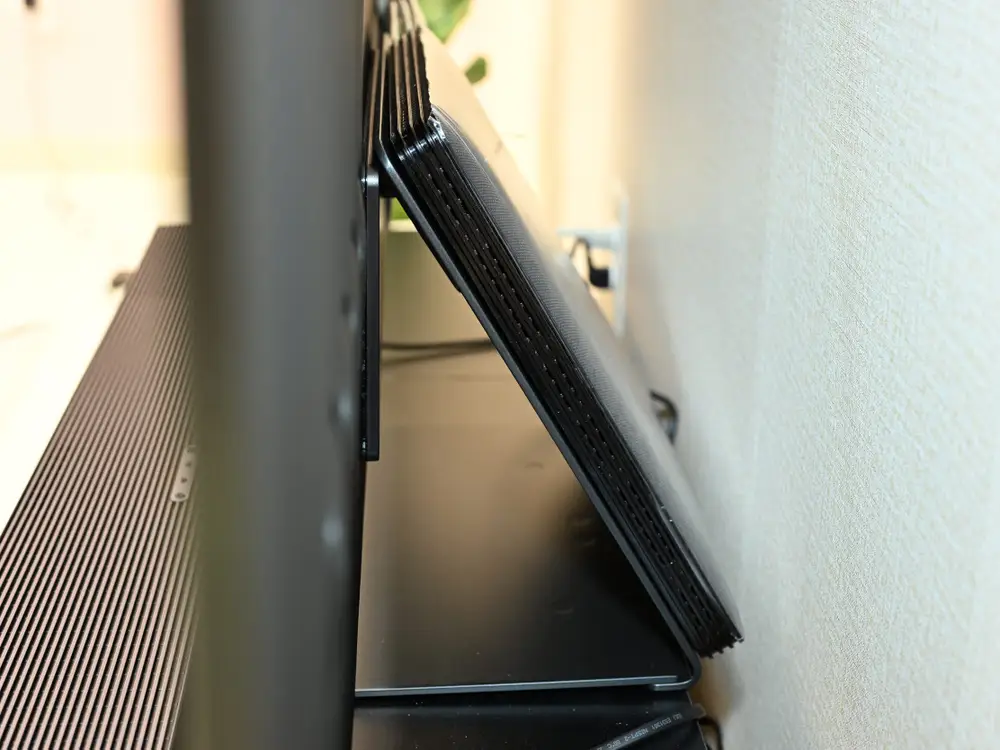 Vue arrière du Samsung S95F 4K + One Connect Box - Le QD‑OLED le Plus Lumineux à ce Jour