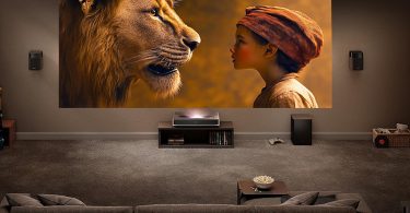 Test Complet du Hisense Laser Cinema PT1 Le Vidéoprojecteur UST qui Redéfinit le Home Cinéma en 2025