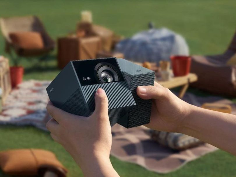 TCL PlayCube Le projecteur qui fait une gymnastique à 90° débarque en Europe