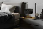 Epson Lifestudio Flex EF-73 Night Black posé sur table de nuit avec éclairage LED ambiance dorée