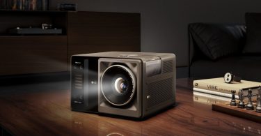 Projecteur Hisense XR10 4K Triple Laser posé sur meuble salon home cinéma