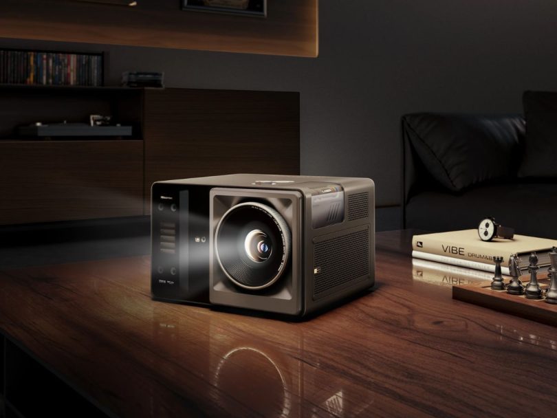 Projecteur Hisense XR10 4K Triple Laser posé sur meuble salon home cinéma