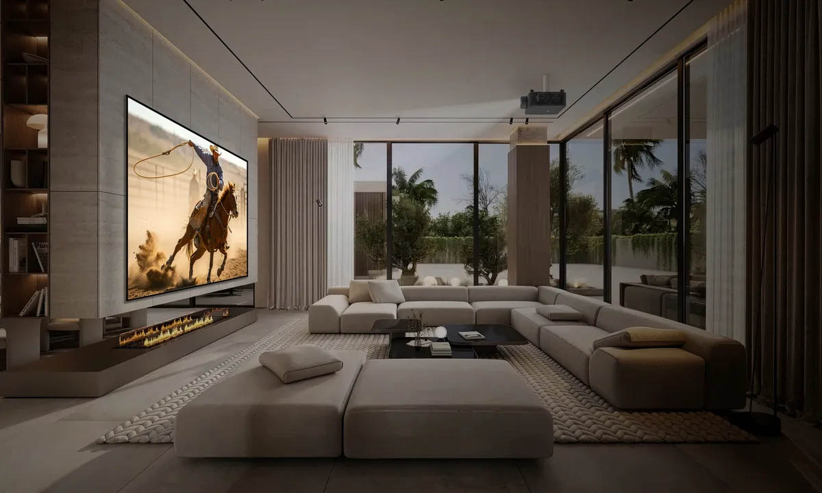 Salon moderne et lumineux avec de grandes baies vitrées montrant le projecteur Optoma UHZ78LV diffusant une image nette de cowboy sur un écran fixe, malgré la clarté ambiante.