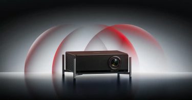 Vidéoprojecteur Xgimi Titan 4K noir sur support minimaliste avec ondes lumineuses rouges symbolisant la technologie double laser et les certifications IMAX Enhanced et Dolby Vision.