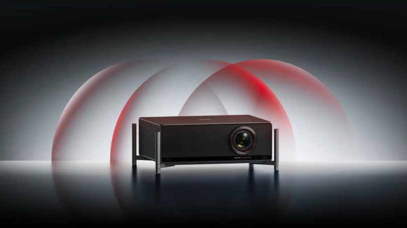 Vidéoprojecteur Xgimi Titan 4K noir sur support minimaliste avec ondes lumineuses rouges symbolisant la technologie double laser et les certifications IMAX Enhanced et Dolby Vision.