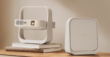 Xgimi Z6X 5e Génération – vidéoprojecteur portable Full HD avec trépied gimbal intégré, posé sur une commode