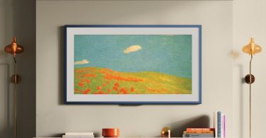 Téléviseur Amazon Ember Artline fixé au mur affichant une peinture de paysage impressionniste sur un écran mat anti-reflet dans un salon moderne.