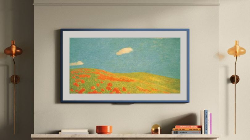 Téléviseur Amazon Ember Artline fixé au mur affichant une peinture de paysage impressionniste sur un écran mat anti-reflet dans un salon moderne.