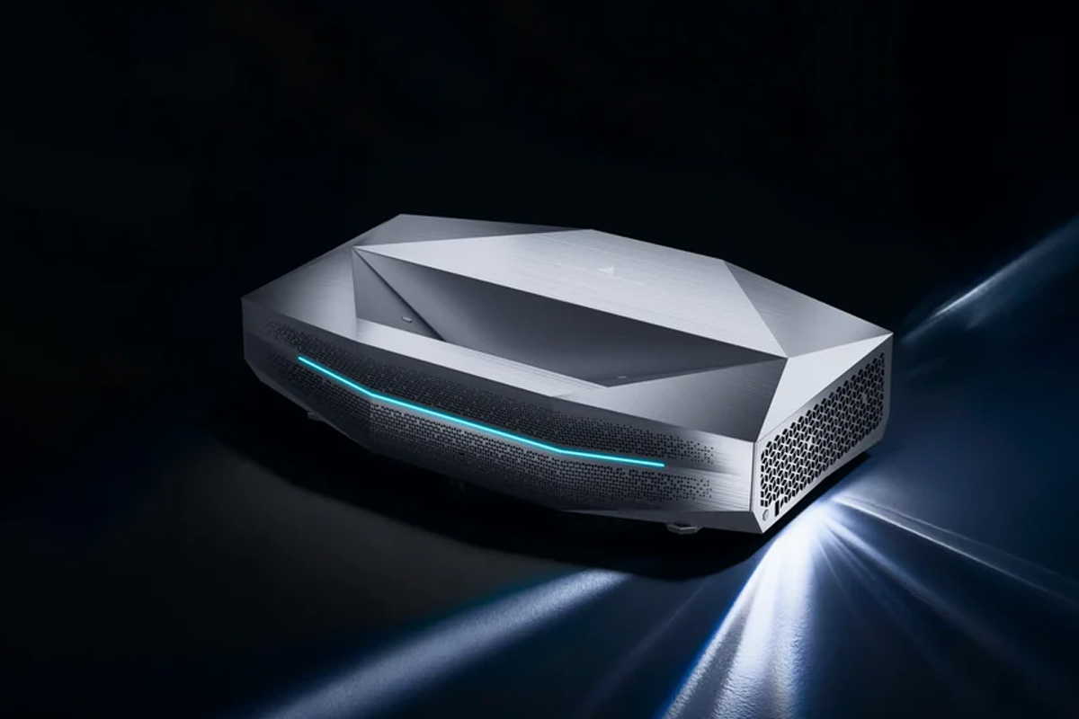 Design de l'AWOL Vision Aetherion avec son boîtier angulaire gris et sa bande LED cyan, vidéoprojecteur UST 4K en projection