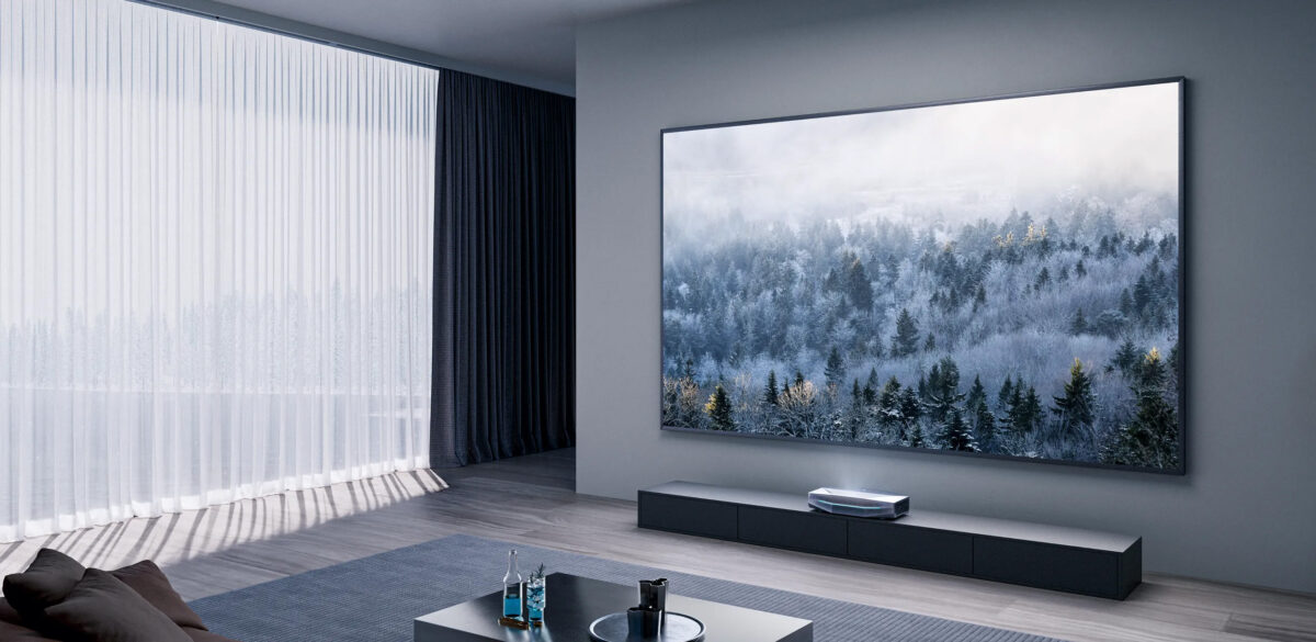 AWOL Vision Aetherion installé dans un salon moderne projetant une image 4K sur grand écran, vidéoprojecteur UST ultra courte focale