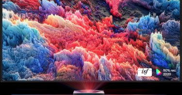 AWOL Vision Aetherion projetant une image colorée sur grand écran, vidéoprojecteur UST 4K triple laser avec certification ISF et 110% Rec. 2020