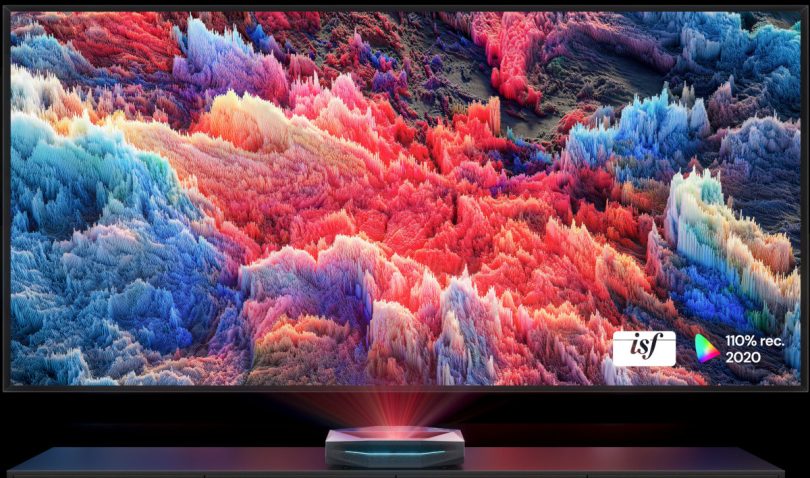 AWOL Vision Aetherion projetant une image colorée sur grand écran, vidéoprojecteur UST 4K triple laser avec certification ISF et 110% Rec. 2020