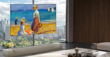 Téléviseur LG OLED evo W6 Wallpaper affichant une œuvre impressionniste d'une plage, fixé au mur ultra-fin dans un salon moderne avec vue sur ville et parc en arrière-plan