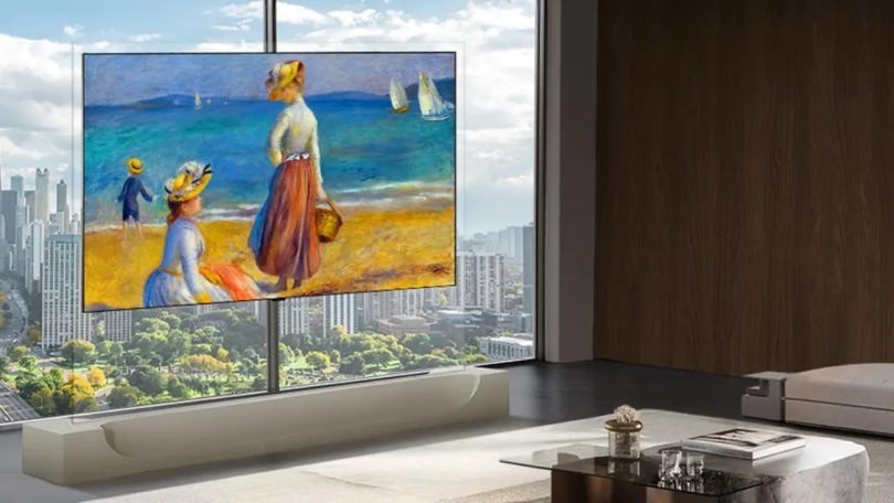 Téléviseur LG OLED evo W6 Wallpaper affichant une œuvre impressionniste d'une plage, fixé au mur ultra-fin dans un salon moderne avec vue sur ville et parc en arrière-plan