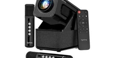 Vidéoprojecteur Lifelong ROAR noir pivotant sur sa base audio, accompagné de ses deux micros sans fil pour le karaoké et de sa télécommande.