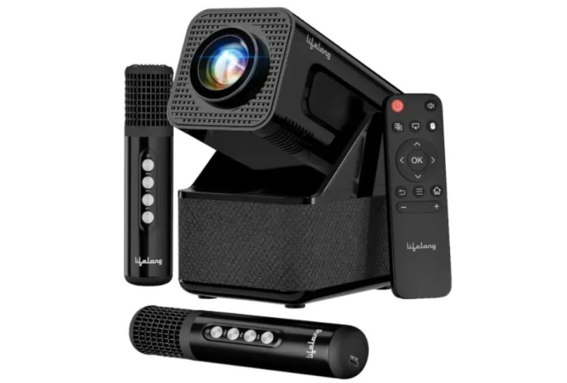 Vidéoprojecteur Lifelong ROAR noir pivotant sur sa base audio, accompagné de ses deux micros sans fil pour le karaoké et de sa télécommande.