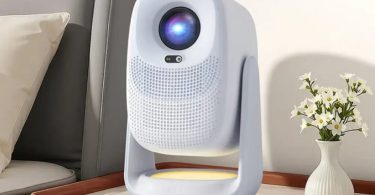 Vidéoprojecteur OBE C3 Max blanc sur support cardan intégré posé sur une table de salon