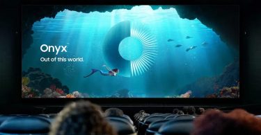 Écran Samsung Onyx Cinema LED géant de 14 mètres affichant le visuel Onyx Out of this world avec une sirène et un décor sous-marin, installé dans une salle de cinéma premium