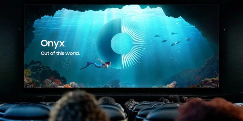 Écran Samsung Onyx Cinema LED géant de 14 mètres affichant le visuel Onyx Out of this world avec une sirène et un décor sous-marin, installé dans une salle de cinéma premium