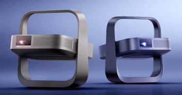 Pico-projecteurs XGIMI Elfin Flip 4K et Flip Laser présentés côte à côte dans leur structure pliable en arceau métallique, avec lentilles de projection allumées en rouge et bleu sur fond bleuté