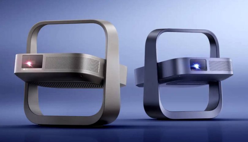 Pico-projecteurs XGIMI Elfin Flip 4K et Flip Laser présentés côte à côte dans leur structure pliable en arceau métallique, avec lentilles de projection allumées en rouge et bleu sur fond bleuté
