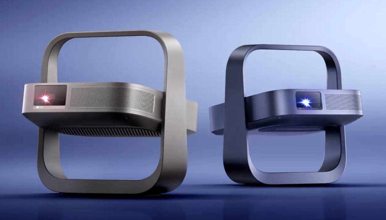 Pico-projecteurs XGIMI Elfin Flip 4K et Flip Laser présentés côte à côte dans leur structure pliable en arceau métallique, avec lentilles de projection allumées en rouge et bleu sur fond bleuté