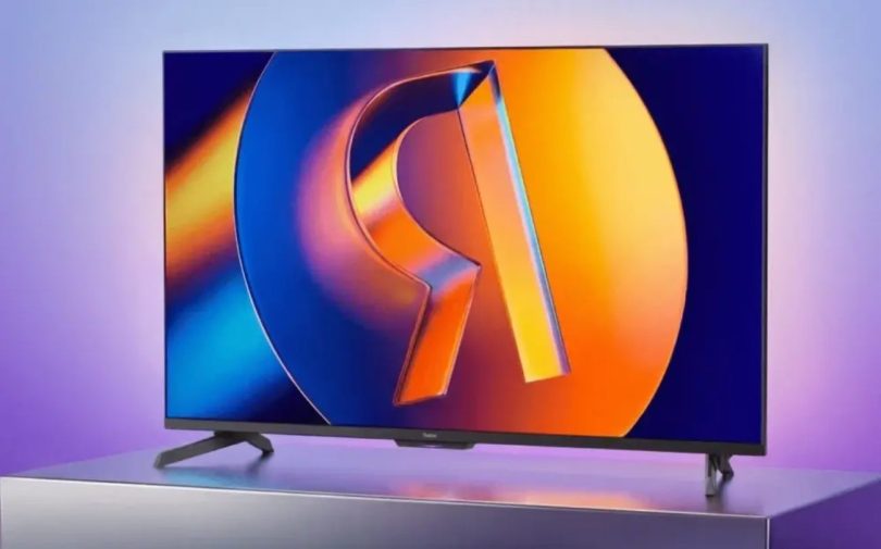 Téléviseur Yandex TV Station MiniLED affichant logo stylisé orange sur fond bleu-violet