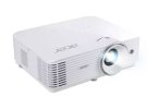 Vidéoprojecteur Acer H6546Ki blanc de trois quarts, optique allumée projetant un faisceau lumineux, design home cinéma DLP Full HD 5 200 ANSI lumens avec grilles d'aération latérales et molette de mise au point