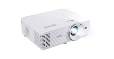 Vidéoprojecteur Acer H6546Ki blanc de trois quarts, optique allumée projetant un faisceau lumineux, design home cinéma DLP Full HD 5 200 ANSI lumens avec grilles d'aération latérales et molette de mise au point