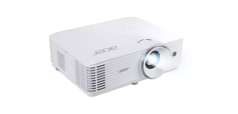 Vidéoprojecteur Acer H6546Ki blanc de trois quarts, optique allumée projetant un faisceau lumineux, design home cinéma DLP Full HD 5 200 ANSI lumens avec grilles d'aération latérales et molette de mise au point
