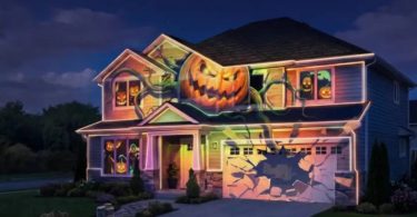 Démonstration officielle de l'accessoire Anker Nebula SpaceFlow utilisé avec un projecteur Nebula X1 ou X1 Pro pour réaliser un projection mapping 3D thème Halloween sur la façade d'une maison américaine de nuit, avec citrouille géante, fantômes et trou dans le garage, illustration des templates IA Fusion
