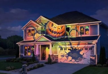 Démonstration officielle de l'accessoire Anker Nebula SpaceFlow utilisé avec un projecteur Nebula X1 ou X1 Pro pour réaliser un projection mapping 3D thème Halloween sur la façade d'une maison américaine de nuit, avec citrouille géante, fantômes et trou dans le garage, illustration des templates IA Fusion
