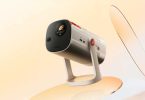 Vidda LightGo projecteur portable triple laser Hisense design cylindrique champagne avec gimbal et zoom optique 1.0-1.3X