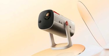 Vidda LightGo projecteur portable triple laser Hisense design cylindrique champagne avec gimbal et zoom optique 1.0-1.3X