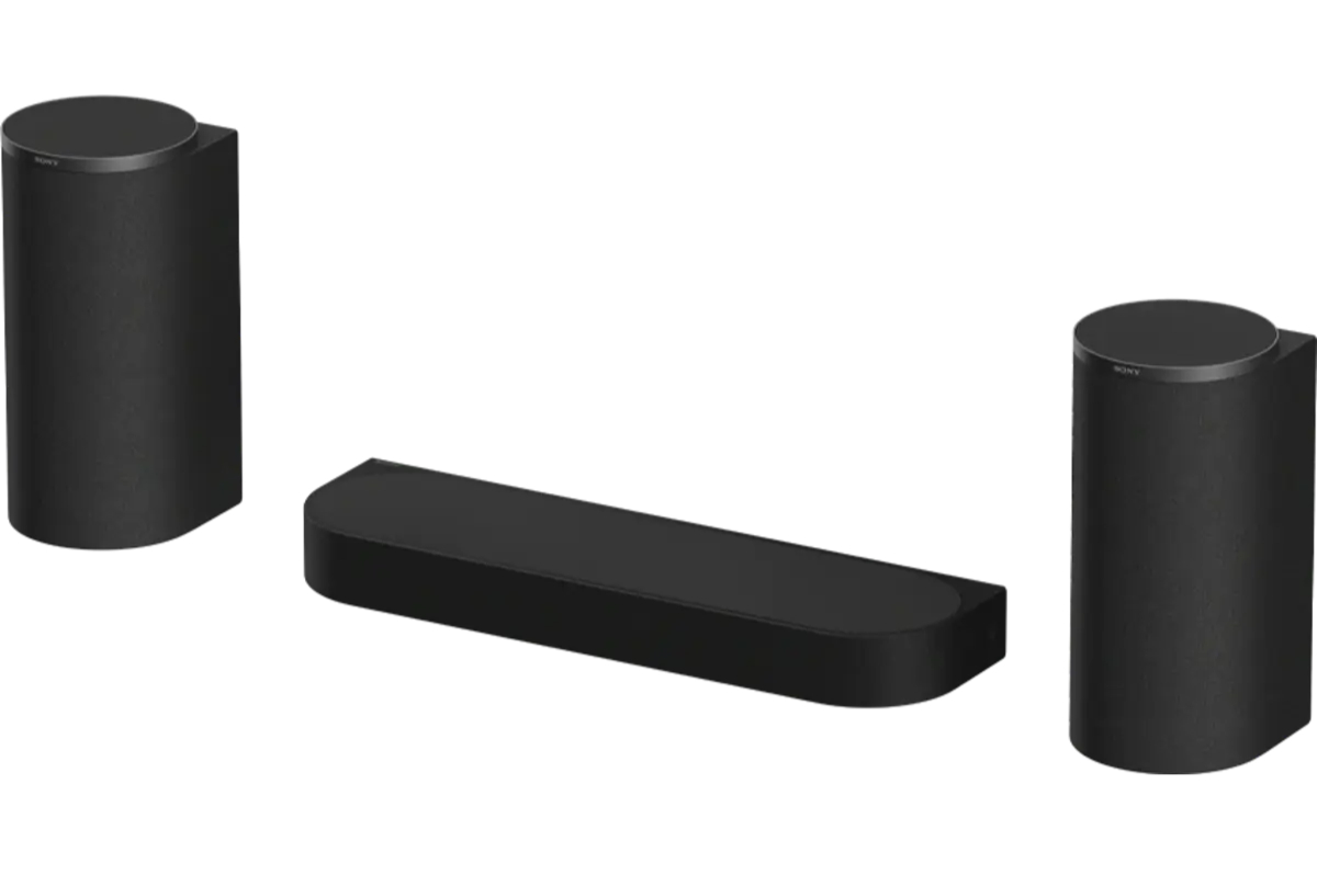 Kit de base du Sony BRAVIA Theatre Trio sur fond blanc : l'enceinte centrale compacte en forme de petite barre au centre, encadrée par les deux enceintes cylindriques satellites pour les canaux frontaux gauche et droite du système home cinéma sans fil.