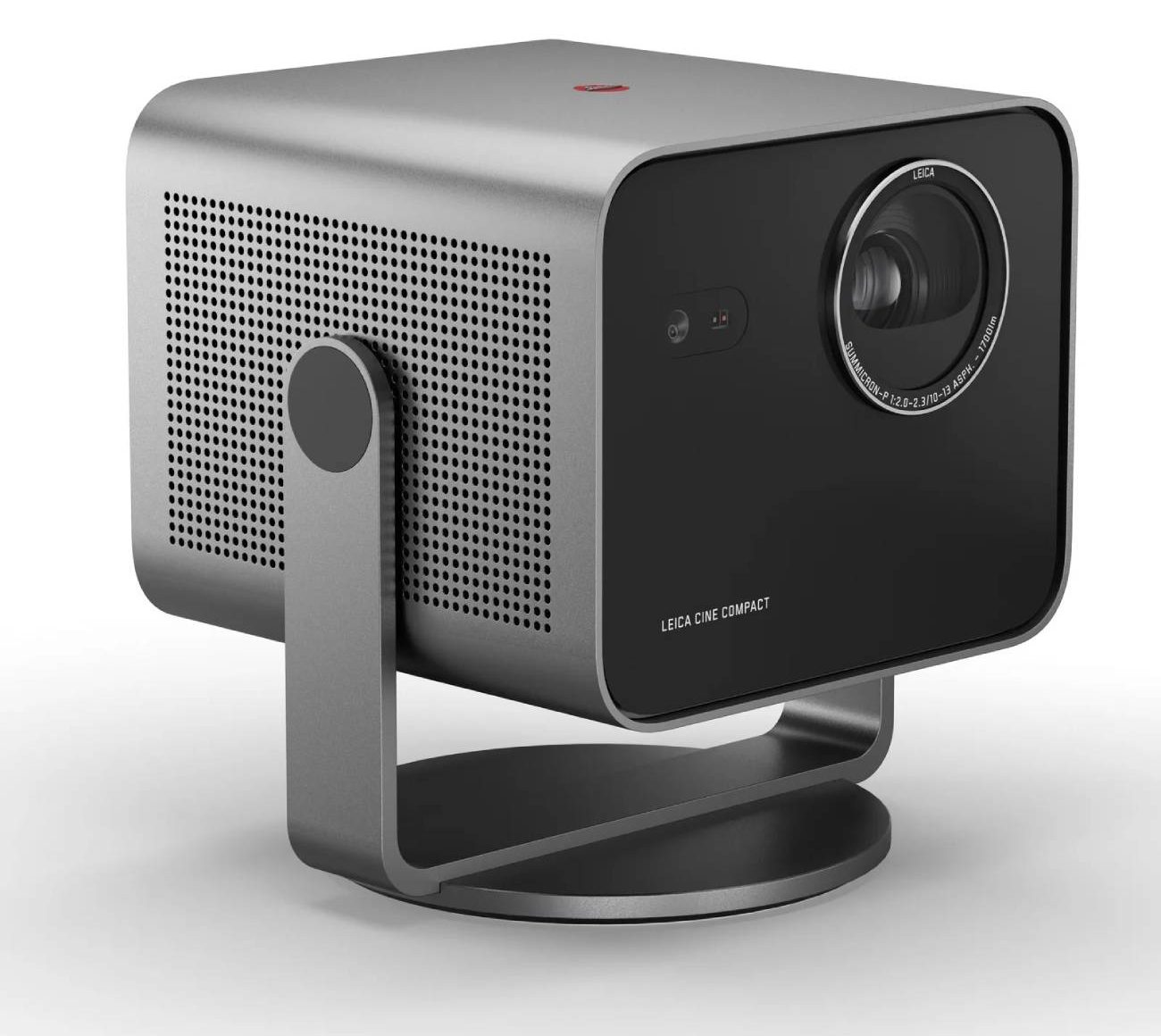 Vidéoprojecteur Leica Cine Compact 1 vu de trois quarts sur son support pivotant à 360 degrés, boîtier aluminium argent avec grille de haut-parleurs perforée et façade en verre noir intégrant l'objectif Leica Summicron-P