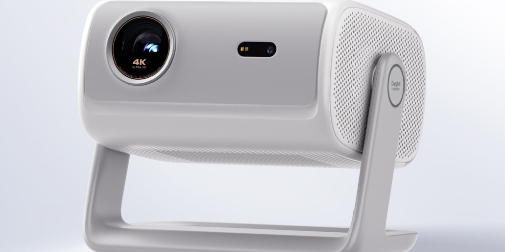Vidéoprojecteur 4K Dangbei D7X Pro Super Bright Edition en finition blanche, vu de trois quarts sur son gimbal intégré orientable à 145 degrés, objectif triple laser RGB QuaLas 42 marqué 4K Ultra HD et grille de haut-parleur latérale