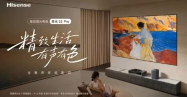 Visuel officiel de la TV laser Hisense Starlight S2 Pro : écran Fresnel 100 pouces accroché au mur affichant une peinture en mode cadre d'art, bloc projecteur ultra courte focale et enceinte Harman Kardon posés sur un meuble bas dans un salon contemporain