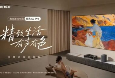 Visuel officiel de la TV laser Hisense Starlight S2 Pro : écran Fresnel 100 pouces accroché au mur affichant une peinture en mode cadre d'art, bloc projecteur ultra courte focale et enceinte Harman Kardon posés sur un meuble bas dans un salon contemporain