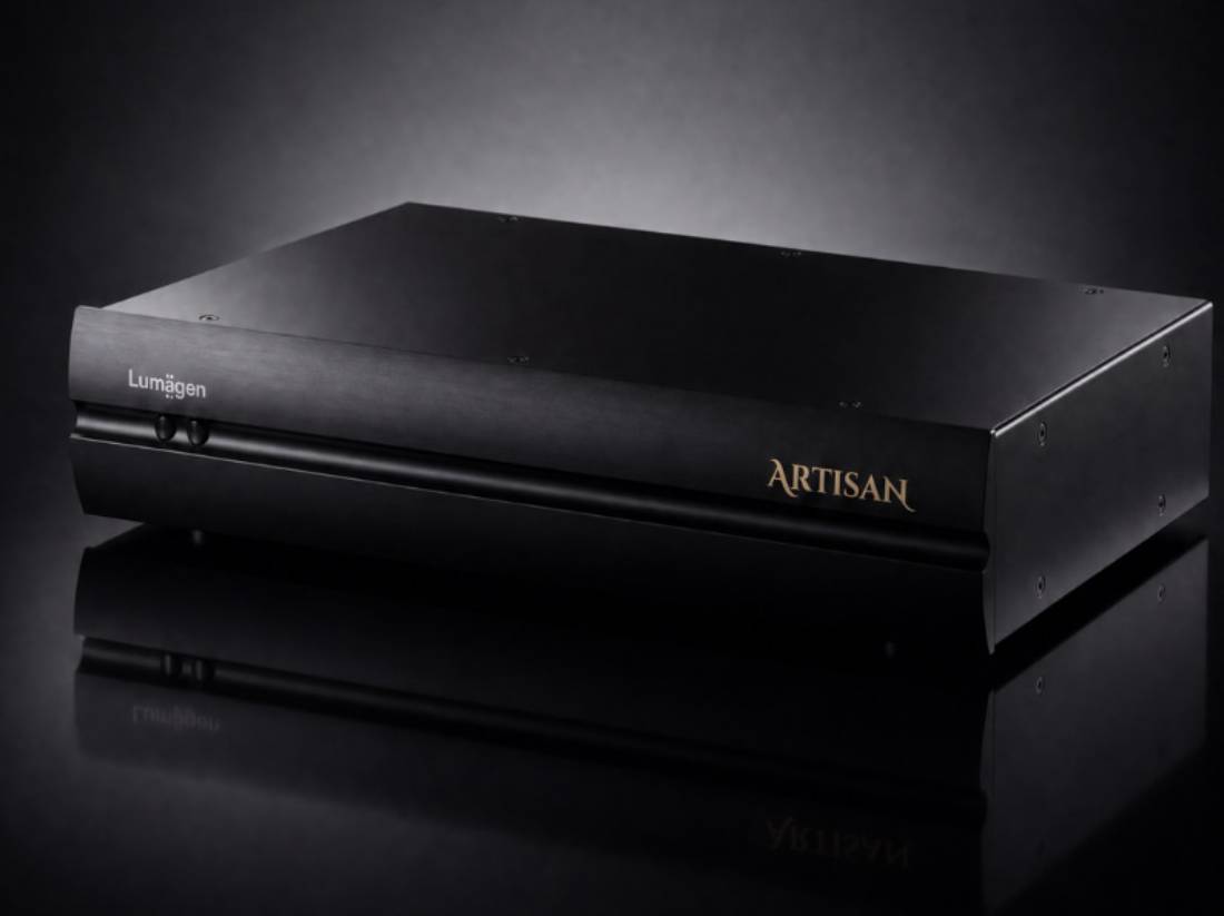 Processeur vidéo Lumagen ArtisaN 8K Ready vu de trois quarts, châssis aluminium noir mat à profil bas, logo Lumagen gravé à gauche et marquage ARTISAN doré à droite, deux voyants en façade, posé sur surface réfléchissante sur fond noir dégradé