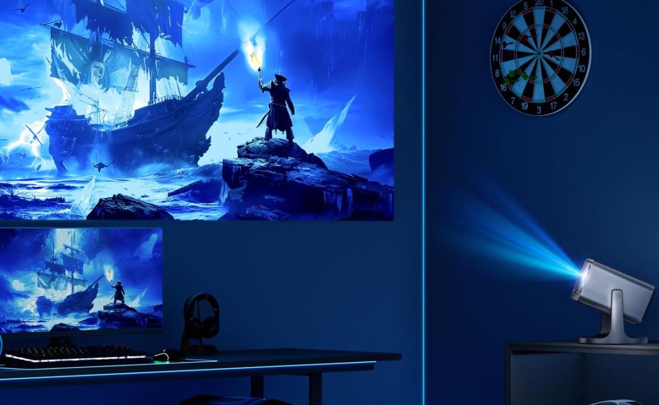 Projecteur laser 4K Hisense de la gamme lifestyle vu de trois quarts, châssis gris anthracite sur socle pivotant circulaire, objectif marqué 4K Powered by Hisense LPU, badges Sound by JBL et IMAX Enhanced sur la grille avant