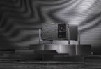 Projecteur 4K XGIMI TITAN Noir Max à triple laser RGB et double iris, badge IMAX Enhanced et grille audio Harman Kardon, posé sur un socle métallique dans un décor sombre à stries lumineuses.