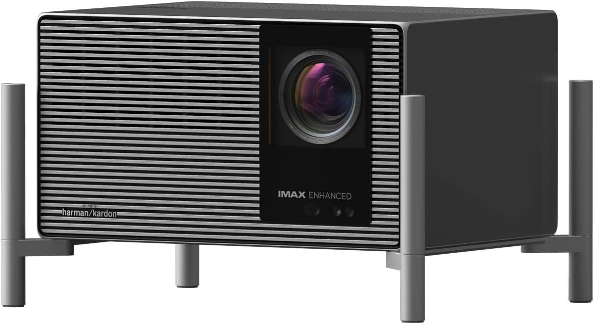 Vidéoprojecteur 4K XGIMI TITAN Noir vu de trois quarts sur son socle à pieds métalliques, objectif central, badge IMAX Enhanced et grille audio Harman Kardon sur façade rainurée argent.