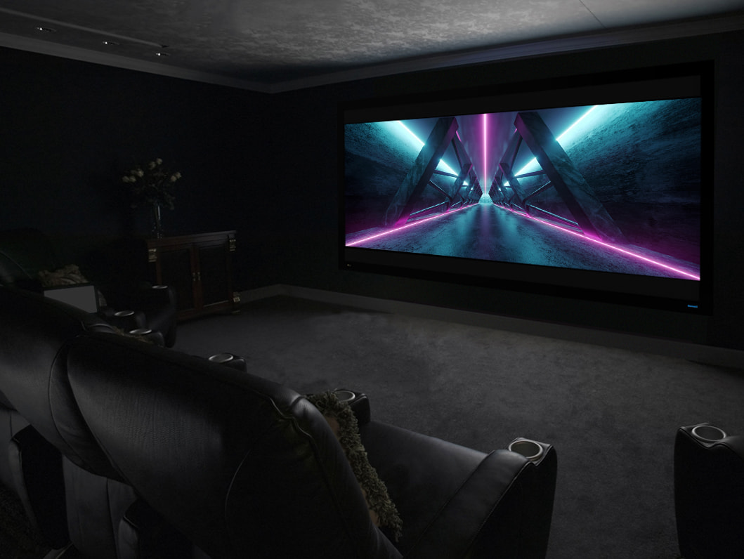 Grand écran de projection à cadre fixe au format panoramique installé dans une salle de cinéma privée aux murs sombres, avec fauteuils relax en cuir noir et image lumineuse aux dominantes cyan et magenta.