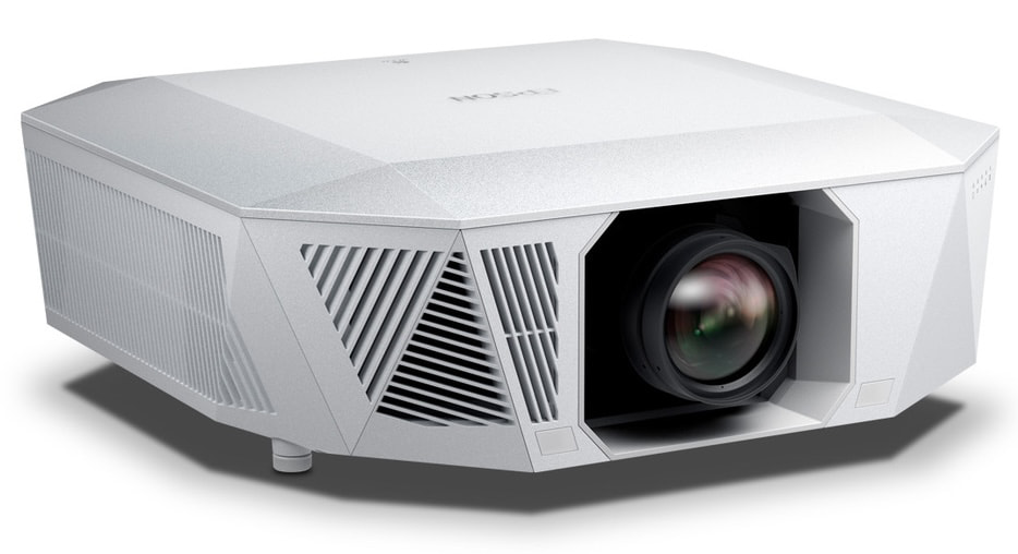 Vidéoprojecteur laser 4K 3LCD Epson EH-QL7000 en coloris blanc vu de trois quarts, avec son objectif interchangeable motorisé monté en façade et ses grilles de ventilation latérales.