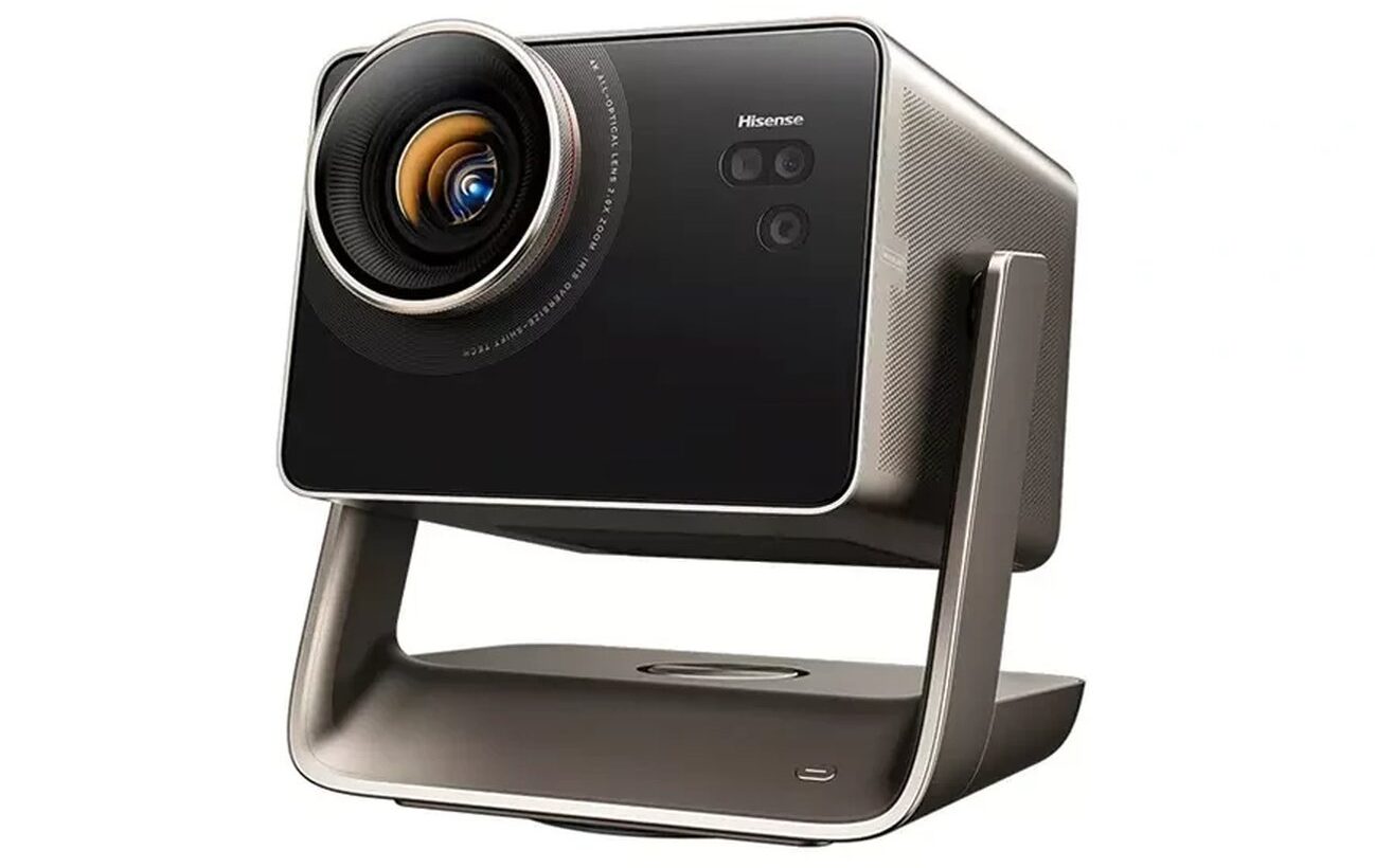 Hisense C3 Ultra Max, projecteur triple laser 4K de 5 000 lumens ANSI, vue de trois quarts sur fond blanc, objectif proéminent marqué zoom 2.0x et lens shift, support à cardan gris titane