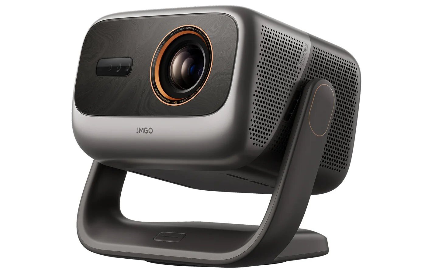 Projecteur JMGO Iris triple laser 4K 120 Hz vu de trois quarts, coque gris titane, façade marbrée, objectif cerclé d'orange marqué zoom 0,88-1,7:1 et lens shift, posé sur sa rotule en U