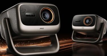 Deux vidéoprojecteurs JMGO Iris triple laser 4K 120 Hz, coque argent champagne, façade noire, objectif cerclé d'orange et rotule en U, sur fond noir avec étincelles cuivrées