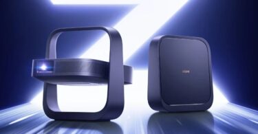 Deux projecteurs portables XGIMI Z6X Pro 2026 bleu nuit, l'un vu de face objectif laser allumé dans son support carré intégré, l'autre de dos avec logo XGIMI, sur fond lumineux bleu